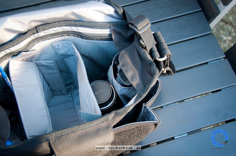 THINK TANK PHOTO - RETROSPECTIVE 10\n\nFoto und Text von Jrg Langer - www.taschenfreak.de\n\nKommentar:\n\nRaumwunder! Wenn man eine Tasche mit nur einem Begriff bezeichnen soll, dann dieses Modell mit dem Begriff Raumwunder!\n\nAls ich sie auspackte, eine Presseteststellung, war mir klar das ich sie mit meiner Ausrstng aufgrund ihrer Gre bzw. kompaktheit gleich wieder nach dem Test zurckschicken kann.\n\nDas sah nach dem ersten "Einpacken" der ganz normalen Reportageausrstung Cam, 14-24 2.8, 24-70 2.8, 70-200 2.8 und Blitz, iPad und Kleinkram ganz anders aus! Ich htte NIEMALS gedacht das das alles so stressfrei und bequem in diese kleine (wirkende) Tasche rein geht.\n\nDieses Raumwunder gepaart mit der Unaufflligkeit dieser Tasche und der perfekten Funktion, wie zum Beispiel die Lautlosfunktion des Deckels, machen Sie meiner Meinung nach zu einem "MUSS" fr Menschen die gerne viel unterwegs sind mit Ihrer Reportageausrstung.\n\nTaschenfreak Note: \nSchulnote 1 und ABSOLUTE KAUFEMPFEHLUNG\n\nWo kaufen: \nEindeutig bei ISARFOTO - besser geht es in Sachen Service und Kompetenz nicht!\n\npersnliche Anmerkung vom Taschenfreak: \nMist schon wieder eine Tasche wo ich es nicht schaffe Sie wieder herzugeben...