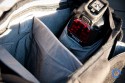 THINK TANK PHOTO - RETROSPECTIVE 10\n\nFoto und Text von Jörg Langer - www.taschenfreak.de\n\nKommentar:\n\nRaumwunder! Wenn man eine Tasche mit nur einem Begriff bezeichnen soll, dann dieses Modell mit dem Begriff Raumwunder!\n\nAls ich sie auspackte, eine Presseteststellung, war mir klar das ich sie mit meiner Ausrüstng aufgrund ihrer Größe bzw. kompaktheit gleich wieder nach dem Test zurückschicken kann.\n\nDas sah nach dem ersten "Einpacken" der ganz normalen Reportageausrüstung Cam, 14-24 2.8, 24-70 2.8, 70-200 2.8 und Blitz, iPad und Kleinkram ganz anders aus! Ich hätte NIEMALS gedacht das das alles so stressfrei und bequem in diese kleine (wirkende) Tasche rein geht.\n\nDieses Raumwunder gepaart mit der Unauffälligkeit dieser Tasche und der perfekten Funktion, wie zum Beispiel die Lautlosfunktion des Deckels, machen Sie meiner Meinung nach zu einem "MUSS" für Menschen die gerne viel unterwegs sind mit Ihrer Reportageausrüstung.\n\nTaschenfreak Note: \nSchulnote 1 und ABSOLUTE KAUFEMPFEHLUNG\n\nWo kaufen: \nEindeutig bei ISARFOTO - besser geht es in Sachen Service und Kompetenz nicht!\n\npersönliche Anmerkung vom Taschenfreak: \nMist schon wieder eine Tasche wo ich es nicht schaffe Sie wieder herzugeben...