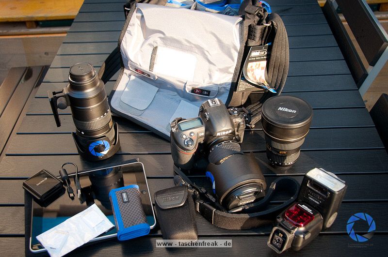 THINK TANK PHOTO - RETROSPECTIVE 10\n\nFoto und Text von Jrg Langer - www.taschenfreak.de\n\nKommentar:\n\nRaumwunder! Wenn man eine Tasche mit nur einem Begriff bezeichnen soll, dann dieses Modell mit dem Begriff Raumwunder!\n\nAls ich sie auspackte, eine Presseteststellung, war mir klar das ich sie mit meiner Ausrstng aufgrund ihrer Gre bzw. kompaktheit gleich wieder nach dem Test zurckschicken kann.\n\nDas sah nach dem ersten "Einpacken" der ganz normalen Reportageausrstung Cam, 14-24 2.8, 24-70 2.8, 70-200 2.8 und Blitz, iPad und Kleinkram ganz anders aus! Ich htte NIEMALS gedacht das das alles so stressfrei und bequem in diese kleine (wirkende) Tasche rein geht.\n\nDieses Raumwunder gepaart mit der Unaufflligkeit dieser Tasche und der perfekten Funktion, wie zum Beispiel die Lautlosfunktion des Deckels, machen Sie meiner Meinung nach zu einem "MUSS" fr Menschen die gerne viel unterwegs sind mit Ihrer Reportageausrstung.\n\nTaschenfreak Note: \nSchulnote 1 und ABSOLUTE KAUFEMPFEHLUNG\n\nWo kaufen: \nEindeutig bei ISARFOTO - besser geht es in Sachen Service und Kompetenz nicht!\n\npersnliche Anmerkung vom Taschenfreak: \nMist schon wieder eine Tasche wo ich es nicht schaffe Sie wieder herzugeben...