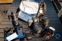 THINK TANK PHOTO - RETROSPECTIVE 10\n\nFoto und Text von Jörg Langer - www.taschenfreak.de\n\nKommentar:\n\nRaumwunder! Wenn man eine Tasche mit nur einem Begriff bezeichnen soll, dann dieses Modell mit dem Begriff Raumwunder!\n\nAls ich sie auspackte, eine Presseteststellung, war mir klar das ich sie mit meiner Ausrüstng aufgrund ihrer Größe bzw. kompaktheit gleich wieder nach dem Test zurückschicken kann.\n\nDas sah nach dem ersten "Einpacken" der ganz normalen Reportageausrüstung Cam, 14-24 2.8, 24-70 2.8, 70-200 2.8 und Blitz, iPad und Kleinkram ganz anders aus! Ich hätte NIEMALS gedacht das das alles so stressfrei und bequem in diese kleine (wirkende) Tasche rein geht.\n\nDieses Raumwunder gepaart mit der Unauffälligkeit dieser Tasche und der perfekten Funktion, wie zum Beispiel die Lautlosfunktion des Deckels, machen Sie meiner Meinung nach zu einem "MUSS" für Menschen die gerne viel unterwegs sind mit Ihrer Reportageausrüstung.\n\nTaschenfreak Note: \nSchulnote 1 und ABSOLUTE KAUFEMPFEHLUNG\n\nWo kaufen: \nEindeutig bei ISARFOTO - besser geht es in Sachen Service und Kompetenz nicht!\n\npersönliche Anmerkung vom Taschenfreak: \nMist schon wieder eine Tasche wo ich es nicht schaffe Sie wieder herzugeben...