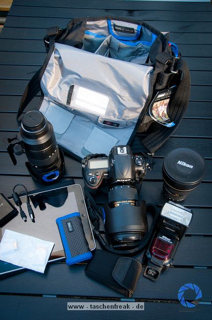 THINK TANK PHOTO - RETROSPECTIVE 10\n\nFoto und Text von Jrg Langer - www.taschenfreak.de\n\nKommentar:\n\nRaumwunder! Wenn man eine Tasche mit nur einem Begriff bezeichnen soll, dann dieses Modell mit dem Begriff Raumwunder!\n\nAls ich sie auspackte, eine Presseteststellung, war mir klar das ich sie mit meiner Ausrstng aufgrund ihrer Gre bzw. kompaktheit gleich wieder nach dem Test zurckschicken kann.\n\nDas sah nach dem ersten "Einpacken" der ganz normalen Reportageausrstung Cam, 14-24 2.8, 24-70 2.8, 70-200 2.8 und Blitz, iPad und Kleinkram ganz anders aus! Ich htte NIEMALS gedacht das das alles so stressfrei und bequem in diese kleine (wirkende) Tasche rein geht.\n\nDieses Raumwunder gepaart mit der Unaufflligkeit dieser Tasche und der perfekten Funktion, wie zum Beispiel die Lautlosfunktion des Deckels, machen Sie meiner Meinung nach zu einem "MUSS" fr Menschen die gerne viel unterwegs sind mit Ihrer Reportageausrstung.\n\nTaschenfreak Note: \nSchulnote 1 und ABSOLUTE KAUFEMPFEHLUNG\n\nWo kaufen: \nEindeutig bei ISARFOTO - besser geht es in Sachen Service und Kompetenz nicht!\n\npersnliche Anmerkung vom Taschenfreak: \nMist schon wieder eine Tasche wo ich es nicht schaffe Sie wieder herzugeben...