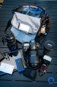 THINK TANK PHOTO - RETROSPECTIVE 10\n\nFoto und Text von Jörg Langer - www.taschenfreak.de\n\nKommentar:\n\nRaumwunder! Wenn man eine Tasche mit nur einem Begriff bezeichnen soll, dann dieses Modell mit dem Begriff Raumwunder!\n\nAls ich sie auspackte, eine Presseteststellung, war mir klar das ich sie mit meiner Ausrüstng aufgrund ihrer Größe bzw. kompaktheit gleich wieder nach dem Test zurückschicken kann.\n\nDas sah nach dem ersten "Einpacken" der ganz normalen Reportageausrüstung Cam, 14-24 2.8, 24-70 2.8, 70-200 2.8 und Blitz, iPad und Kleinkram ganz anders aus! Ich hätte NIEMALS gedacht das das alles so stressfrei und bequem in diese kleine (wirkende) Tasche rein geht.\n\nDieses Raumwunder gepaart mit der Unauffälligkeit dieser Tasche und der perfekten Funktion, wie zum Beispiel die Lautlosfunktion des Deckels, machen Sie meiner Meinung nach zu einem "MUSS" für Menschen die gerne viel unterwegs sind mit Ihrer Reportageausrüstung.\n\nTaschenfreak Note: \nSchulnote 1 und ABSOLUTE KAUFEMPFEHLUNG\n\nWo kaufen: \nEindeutig bei ISARFOTO - besser geht es in Sachen Service und Kompetenz nicht!\n\npersönliche Anmerkung vom Taschenfreak: \nMist schon wieder eine Tasche wo ich es nicht schaffe Sie wieder herzugeben...