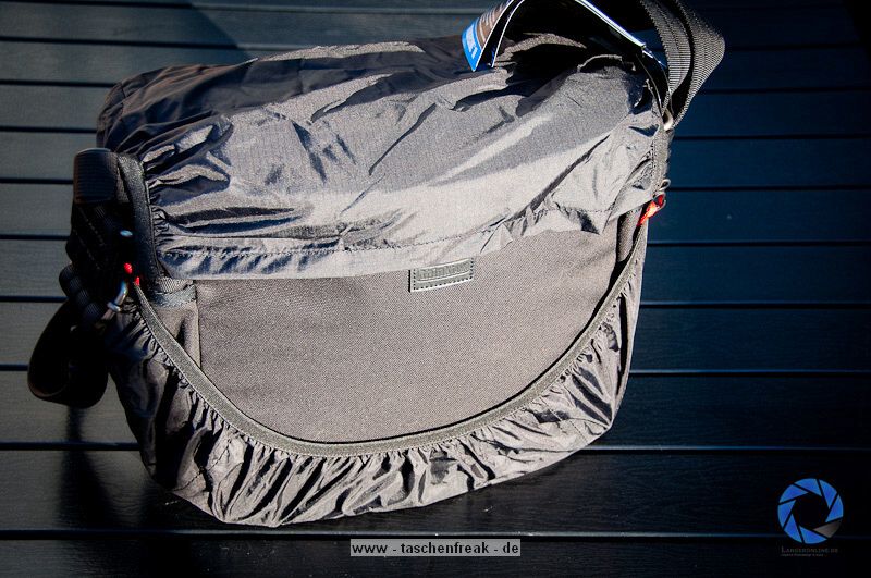 THINK TANK PHOTO - RETROSPECTIVE 10\n\nFoto und Text von Jrg Langer - www.taschenfreak.de\n\nKommentar:\n\nRaumwunder! Wenn man eine Tasche mit nur einem Begriff bezeichnen soll, dann dieses Modell mit dem Begriff Raumwunder!\n\nAls ich sie auspackte, eine Presseteststellung, war mir klar das ich sie mit meiner Ausrstng aufgrund ihrer Gre bzw. kompaktheit gleich wieder nach dem Test zurckschicken kann.\n\nDas sah nach dem ersten "Einpacken" der ganz normalen Reportageausrstung Cam, 14-24 2.8, 24-70 2.8, 70-200 2.8 und Blitz, iPad und Kleinkram ganz anders aus! Ich htte NIEMALS gedacht das das alles so stressfrei und bequem in diese kleine (wirkende) Tasche rein geht.\n\nDieses Raumwunder gepaart mit der Unaufflligkeit dieser Tasche und der perfekten Funktion, wie zum Beispiel die Lautlosfunktion des Deckels, machen Sie meiner Meinung nach zu einem "MUSS" fr Menschen die gerne viel unterwegs sind mit Ihrer Reportageausrstung.\n\nTaschenfreak Note: \nSchulnote 1 und ABSOLUTE KAUFEMPFEHLUNG\n\nWo kaufen: \nEindeutig bei ISARFOTO - besser geht es in Sachen Service und Kompetenz nicht!\n\npersnliche Anmerkung vom Taschenfreak: \nMist schon wieder eine Tasche wo ich es nicht schaffe Sie wieder herzugeben...