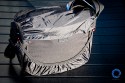 THINK TANK PHOTO - RETROSPECTIVE 10\n\nFoto und Text von Jörg Langer - www.taschenfreak.de\n\nKommentar:\n\nRaumwunder! Wenn man eine Tasche mit nur einem Begriff bezeichnen soll, dann dieses Modell mit dem Begriff Raumwunder!\n\nAls ich sie auspackte, eine Presseteststellung, war mir klar das ich sie mit meiner Ausrüstng aufgrund ihrer Größe bzw. kompaktheit gleich wieder nach dem Test zurückschicken kann.\n\nDas sah nach dem ersten "Einpacken" der ganz normalen Reportageausrüstung Cam, 14-24 2.8, 24-70 2.8, 70-200 2.8 und Blitz, iPad und Kleinkram ganz anders aus! Ich hätte NIEMALS gedacht das das alles so stressfrei und bequem in diese kleine (wirkende) Tasche rein geht.\n\nDieses Raumwunder gepaart mit der Unauffälligkeit dieser Tasche und der perfekten Funktion, wie zum Beispiel die Lautlosfunktion des Deckels, machen Sie meiner Meinung nach zu einem "MUSS" für Menschen die gerne viel unterwegs sind mit Ihrer Reportageausrüstung.\n\nTaschenfreak Note: \nSchulnote 1 und ABSOLUTE KAUFEMPFEHLUNG\n\nWo kaufen: \nEindeutig bei ISARFOTO - besser geht es in Sachen Service und Kompetenz nicht!\n\npersönliche Anmerkung vom Taschenfreak: \nMist schon wieder eine Tasche wo ich es nicht schaffe Sie wieder herzugeben...