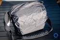 THINK TANK PHOTO - RETROSPECTIVE 10\n\nFoto und Text von Jörg Langer - www.taschenfreak.de\n\nKommentar:\n\nRaumwunder! Wenn man eine Tasche mit nur einem Begriff bezeichnen soll, dann dieses Modell mit dem Begriff Raumwunder!\n\nAls ich sie auspackte, eine Presseteststellung, war mir klar das ich sie mit meiner Ausrüstng aufgrund ihrer Größe bzw. kompaktheit gleich wieder nach dem Test zurückschicken kann.\n\nDas sah nach dem ersten "Einpacken" der ganz normalen Reportageausrüstung Cam, 14-24 2.8, 24-70 2.8, 70-200 2.8 und Blitz, iPad und Kleinkram ganz anders aus! Ich hätte NIEMALS gedacht das das alles so stressfrei und bequem in diese kleine (wirkende) Tasche rein geht.\n\nDieses Raumwunder gepaart mit der Unauffälligkeit dieser Tasche und der perfekten Funktion, wie zum Beispiel die Lautlosfunktion des Deckels, machen Sie meiner Meinung nach zu einem "MUSS" für Menschen die gerne viel unterwegs sind mit Ihrer Reportageausrüstung.\n\nTaschenfreak Note: \nSchulnote 1 und ABSOLUTE KAUFEMPFEHLUNG\n\nWo kaufen: \nEindeutig bei ISARFOTO - besser geht es in Sachen Service und Kompetenz nicht!\n\npersönliche Anmerkung vom Taschenfreak: \nMist schon wieder eine Tasche wo ich es nicht schaffe Sie wieder herzugeben...