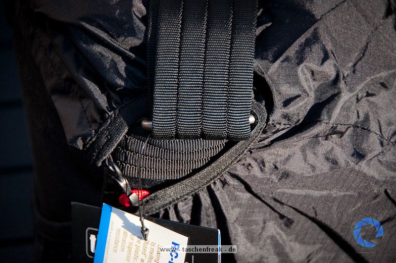 THINK TANK PHOTO - RETROSPECTIVE 10\n\nFoto und Text von Jrg Langer - www.taschenfreak.de\n\nKommentar:\n\nRaumwunder! Wenn man eine Tasche mit nur einem Begriff bezeichnen soll, dann dieses Modell mit dem Begriff Raumwunder!\n\nAls ich sie auspackte, eine Presseteststellung, war mir klar das ich sie mit meiner Ausrstng aufgrund ihrer Gre bzw. kompaktheit gleich wieder nach dem Test zurckschicken kann.\n\nDas sah nach dem ersten "Einpacken" der ganz normalen Reportageausrstung Cam, 14-24 2.8, 24-70 2.8, 70-200 2.8 und Blitz, iPad und Kleinkram ganz anders aus! Ich htte NIEMALS gedacht das das alles so stressfrei und bequem in diese kleine (wirkende) Tasche rein geht.\n\nDieses Raumwunder gepaart mit der Unaufflligkeit dieser Tasche und der perfekten Funktion, wie zum Beispiel die Lautlosfunktion des Deckels, machen Sie meiner Meinung nach zu einem "MUSS" fr Menschen die gerne viel unterwegs sind mit Ihrer Reportageausrstung.\n\nTaschenfreak Note: \nSchulnote 1 und ABSOLUTE KAUFEMPFEHLUNG\n\nWo kaufen: \nEindeutig bei ISARFOTO - besser geht es in Sachen Service und Kompetenz nicht!\n\npersnliche Anmerkung vom Taschenfreak: \nMist schon wieder eine Tasche wo ich es nicht schaffe Sie wieder herzugeben...