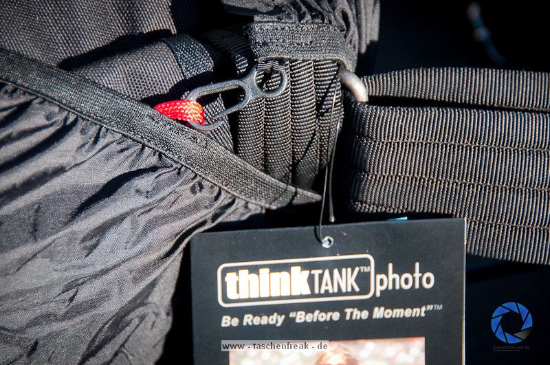 THINK TANK PHOTO - RETROSPECTIVE 10\n\nFoto und Text von Jrg Langer - www.taschenfreak.de\n\nKommentar:\n\nRaumwunder! Wenn man eine Tasche mit nur einem Begriff bezeichnen soll, dann dieses Modell mit dem Begriff Raumwunder!\n\nAls ich sie auspackte, eine Presseteststellung, war mir klar das ich sie mit meiner Ausrstng aufgrund ihrer Gre bzw. kompaktheit gleich wieder nach dem Test zurckschicken kann.\n\nDas sah nach dem ersten "Einpacken" der ganz normalen Reportageausrstung Cam, 14-24 2.8, 24-70 2.8, 70-200 2.8 und Blitz, iPad und Kleinkram ganz anders aus! Ich htte NIEMALS gedacht das das alles so stressfrei und bequem in diese kleine (wirkende) Tasche rein geht.\n\nDieses Raumwunder gepaart mit der Unaufflligkeit dieser Tasche und der perfekten Funktion, wie zum Beispiel die Lautlosfunktion des Deckels, machen Sie meiner Meinung nach zu einem "MUSS" fr Menschen die gerne viel unterwegs sind mit Ihrer Reportageausrstung.\n\nTaschenfreak Note: \nSchulnote 1 und ABSOLUTE KAUFEMPFEHLUNG\n\nWo kaufen: \nEindeutig bei ISARFOTO - besser geht es in Sachen Service und Kompetenz nicht!\n\npersnliche Anmerkung vom Taschenfreak: \nMist schon wieder eine Tasche wo ich es nicht schaffe Sie wieder herzugeben...