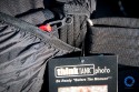 THINK TANK PHOTO - RETROSPECTIVE 10\n\nFoto und Text von Jörg Langer - www.taschenfreak.de\n\nKommentar:\n\nRaumwunder! Wenn man eine Tasche mit nur einem Begriff bezeichnen soll, dann dieses Modell mit dem Begriff Raumwunder!\n\nAls ich sie auspackte, eine Presseteststellung, war mir klar das ich sie mit meiner Ausrüstng aufgrund ihrer Größe bzw. kompaktheit gleich wieder nach dem Test zurückschicken kann.\n\nDas sah nach dem ersten "Einpacken" der ganz normalen Reportageausrüstung Cam, 14-24 2.8, 24-70 2.8, 70-200 2.8 und Blitz, iPad und Kleinkram ganz anders aus! Ich hätte NIEMALS gedacht das das alles so stressfrei und bequem in diese kleine (wirkende) Tasche rein geht.\n\nDieses Raumwunder gepaart mit der Unauffälligkeit dieser Tasche und der perfekten Funktion, wie zum Beispiel die Lautlosfunktion des Deckels, machen Sie meiner Meinung nach zu einem "MUSS" für Menschen die gerne viel unterwegs sind mit Ihrer Reportageausrüstung.\n\nTaschenfreak Note: \nSchulnote 1 und ABSOLUTE KAUFEMPFEHLUNG\n\nWo kaufen: \nEindeutig bei ISARFOTO - besser geht es in Sachen Service und Kompetenz nicht!\n\npersönliche Anmerkung vom Taschenfreak: \nMist schon wieder eine Tasche wo ich es nicht schaffe Sie wieder herzugeben...