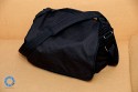 THINK TANK PHOTO - RETROSPECTIVE 30\n\nFoto und Text von Jörg Langer - www.taschenfreak.de\n\nKommentar:\n\nDie Think Tank Retrospective 30 ist eine echte All Round Schultertasche die meines Erachtens ein echter "Domke-Killer" ist. \n\nDomke Fans haben Ihre weichen und sehr flexibeln und relativ unauffälligen Taschen die extrem robust sind immer zu schätzen gewusst. Leider hat Domke bis heute nicht gemerkt das die Inneneinteilungen noch auf Equipmentmaße der 80er ausgelegt sind.\n\n Leider ist ein 14-24 2.8 oder ein 70-200 2.8 heute ein ganze anderes Kaliber als es das noch vor 20 Jahren waren. \n\nBei der Retro 30 von Think Tank merkt man das sie auf aktuelles (auch Profi-)Equipment ausgelegt wurde. Seht selbst was da alles rein geht und das wirklich ohne Quetschen und ganz easy rein und raus! Schaut Euch die Bilder an und bei Fragen - einfach fragen!\n\nDie Domke - die mich nun über fünf Jahre jede Woche intensiv begleitete (und auch so aussieht...) ist nun nur noch Ersatzteillager!