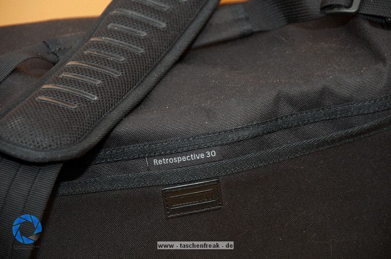 THINK TANK PHOTO - RETROSPECTIVE 30\n\nFoto und Text von Jrg Langer - www.taschenfreak.de\n\nKommentar:\n\nDie Think Tank Retrospective 30 ist eine echte All Round Schultertasche die meines Erachtens ein echter "Domke-Killer" ist. \n\nDomke Fans haben Ihre weichen und sehr flexibeln und relativ unaufflligen Taschen die extrem robust sind immer zu schtzen gewusst. Leider hat Domke bis heute nicht gemerkt das die Inneneinteilungen noch auf Equipmentmae der 80er ausgelegt sind.\n\n Leider ist ein 14-24 2.8 oder ein 70-200 2.8 heute ein ganze anderes Kaliber als es das noch vor 20 Jahren waren. \n\nBei der Retro 30 von Think Tank merkt man das sie auf aktuelles (auch Profi-)Equipment ausgelegt wurde. Seht selbst was da alles rein geht und das wirklich ohne Quetschen und ganz easy rein und raus! Schaut Euch die Bilder an und bei Fragen - einfach fragen!\n\nDie Domke - die mich nun ber fnf Jahre jede Woche intensiv begleitete (und auch so aussieht...) ist nun nur noch Ersatzteillager!