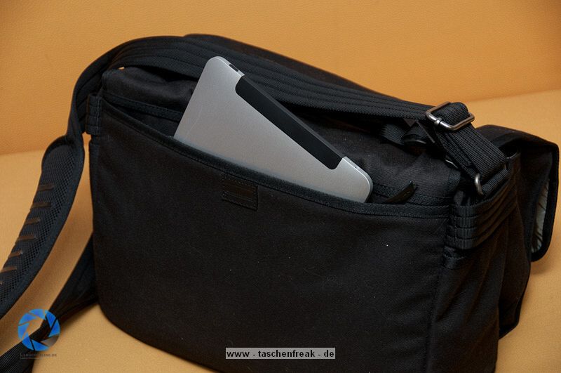 THINK TANK PHOTO - RETROSPECTIVE 30\n\nFoto und Text von Jrg Langer - www.taschenfreak.de\n\nKommentar:\n\nDie Think Tank Retrospective 30 ist eine echte All Round Schultertasche die meines Erachtens ein echter "Domke-Killer" ist. \n\nDomke Fans haben Ihre weichen und sehr flexibeln und relativ unaufflligen Taschen die extrem robust sind immer zu schtzen gewusst. Leider hat Domke bis heute nicht gemerkt das die Inneneinteilungen noch auf Equipmentmae der 80er ausgelegt sind.\n\n Leider ist ein 14-24 2.8 oder ein 70-200 2.8 heute ein ganze anderes Kaliber als es das noch vor 20 Jahren waren. \n\nBei der Retro 30 von Think Tank merkt man das sie auf aktuelles (auch Profi-)Equipment ausgelegt wurde. Seht selbst was da alles rein geht und das wirklich ohne Quetschen und ganz easy rein und raus! Schaut Euch die Bilder an und bei Fragen - einfach fragen!\n\nDie Domke - die mich nun ber fnf Jahre jede Woche intensiv begleitete (und auch so aussieht...) ist nun nur noch Ersatzteillager!