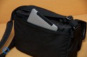 THINK TANK PHOTO - RETROSPECTIVE 30\n\nFoto und Text von Jörg Langer - www.taschenfreak.de\n\nKommentar:\n\nDie Think Tank Retrospective 30 ist eine echte All Round Schultertasche die meines Erachtens ein echter "Domke-Killer" ist. \n\nDomke Fans haben Ihre weichen und sehr flexibeln und relativ unauffälligen Taschen die extrem robust sind immer zu schätzen gewusst. Leider hat Domke bis heute nicht gemerkt das die Inneneinteilungen noch auf Equipmentmaße der 80er ausgelegt sind.\n\n Leider ist ein 14-24 2.8 oder ein 70-200 2.8 heute ein ganze anderes Kaliber als es das noch vor 20 Jahren waren. \n\nBei der Retro 30 von Think Tank merkt man das sie auf aktuelles (auch Profi-)Equipment ausgelegt wurde. Seht selbst was da alles rein geht und das wirklich ohne Quetschen und ganz easy rein und raus! Schaut Euch die Bilder an und bei Fragen - einfach fragen!\n\nDie Domke - die mich nun über fünf Jahre jede Woche intensiv begleitete (und auch so aussieht...) ist nun nur noch Ersatzteillager!