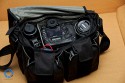 THINK TANK PHOTO - RETROSPECTIVE 30\n\nFoto und Text von Jörg Langer - www.taschenfreak.de\n\nKommentar:\n\nDie Think Tank Retrospective 30 ist eine echte All Round Schultertasche die meines Erachtens ein echter "Domke-Killer" ist. \n\nDomke Fans haben Ihre weichen und sehr flexibeln und relativ unauffälligen Taschen die extrem robust sind immer zu schätzen gewusst. Leider hat Domke bis heute nicht gemerkt das die Inneneinteilungen noch auf Equipmentmaße der 80er ausgelegt sind.\n\n Leider ist ein 14-24 2.8 oder ein 70-200 2.8 heute ein ganze anderes Kaliber als es das noch vor 20 Jahren waren. \n\nBei der Retro 30 von Think Tank merkt man das sie auf aktuelles (auch Profi-)Equipment ausgelegt wurde. Seht selbst was da alles rein geht und das wirklich ohne Quetschen und ganz easy rein und raus! Schaut Euch die Bilder an und bei Fragen - einfach fragen!\n\nDie Domke - die mich nun über fünf Jahre jede Woche intensiv begleitete (und auch so aussieht...) ist nun nur noch Ersatzteillager!