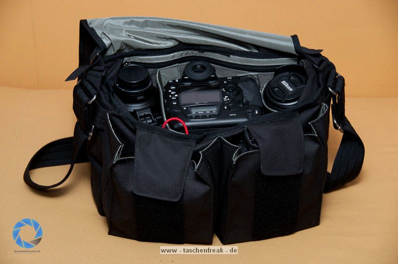 THINK TANK PHOTO - RETROSPECTIVE 30\n\nFoto und Text von Jrg Langer - www.taschenfreak.de\n\nKommentar:\n\nDie Think Tank Retrospective 30 ist eine echte All Round Schultertasche die meines Erachtens ein echter "Domke-Killer" ist. \n\nDomke Fans haben Ihre weichen und sehr flexibeln und relativ unaufflligen Taschen die extrem robust sind immer zu schtzen gewusst. Leider hat Domke bis heute nicht gemerkt das die Inneneinteilungen noch auf Equipmentmae der 80er ausgelegt sind.\n\n Leider ist ein 14-24 2.8 oder ein 70-200 2.8 heute ein ganze anderes Kaliber als es das noch vor 20 Jahren waren. \n\nBei der Retro 30 von Think Tank merkt man das sie auf aktuelles (auch Profi-)Equipment ausgelegt wurde. Seht selbst was da alles rein geht und das wirklich ohne Quetschen und ganz easy rein und raus! Schaut Euch die Bilder an und bei Fragen - einfach fragen!\n\nDie Domke - die mich nun ber fnf Jahre jede Woche intensiv begleitete (und auch so aussieht...) ist nun nur noch Ersatzteillager!