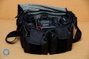 THINK TANK PHOTO - RETROSPECTIVE 30\n\nFoto und Text von Jörg Langer - www.taschenfreak.de\n\nKommentar:\n\nDie Think Tank Retrospective 30 ist eine echte All Round Schultertasche die meines Erachtens ein echter "Domke-Killer" ist. \n\nDomke Fans haben Ihre weichen und sehr flexibeln und relativ unauffälligen Taschen die extrem robust sind immer zu schätzen gewusst. Leider hat Domke bis heute nicht gemerkt das die Inneneinteilungen noch auf Equipmentmaße der 80er ausgelegt sind.\n\n Leider ist ein 14-24 2.8 oder ein 70-200 2.8 heute ein ganze anderes Kaliber als es das noch vor 20 Jahren waren. \n\nBei der Retro 30 von Think Tank merkt man das sie auf aktuelles (auch Profi-)Equipment ausgelegt wurde. Seht selbst was da alles rein geht und das wirklich ohne Quetschen und ganz easy rein und raus! Schaut Euch die Bilder an und bei Fragen - einfach fragen!\n\nDie Domke - die mich nun über fünf Jahre jede Woche intensiv begleitete (und auch so aussieht...) ist nun nur noch Ersatzteillager!