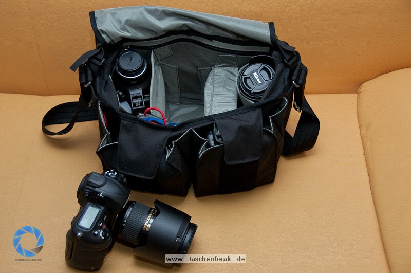 THINK TANK PHOTO - RETROSPECTIVE 30\n\nFoto und Text von Jrg Langer - www.taschenfreak.de\n\nKommentar:\n\nDie Think Tank Retrospective 30 ist eine echte All Round Schultertasche die meines Erachtens ein echter "Domke-Killer" ist. \n\nDomke Fans haben Ihre weichen und sehr flexibeln und relativ unaufflligen Taschen die extrem robust sind immer zu schtzen gewusst. Leider hat Domke bis heute nicht gemerkt das die Inneneinteilungen noch auf Equipmentmae der 80er ausgelegt sind.\n\n Leider ist ein 14-24 2.8 oder ein 70-200 2.8 heute ein ganze anderes Kaliber als es das noch vor 20 Jahren waren. \n\nBei der Retro 30 von Think Tank merkt man das sie auf aktuelles (auch Profi-)Equipment ausgelegt wurde. Seht selbst was da alles rein geht und das wirklich ohne Quetschen und ganz easy rein und raus! Schaut Euch die Bilder an und bei Fragen - einfach fragen!\n\nDie Domke - die mich nun ber fnf Jahre jede Woche intensiv begleitete (und auch so aussieht...) ist nun nur noch Ersatzteillager!