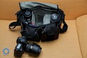 THINK TANK PHOTO - RETROSPECTIVE 30\n\nFoto und Text von Jörg Langer - www.taschenfreak.de\n\nKommentar:\n\nDie Think Tank Retrospective 30 ist eine echte All Round Schultertasche die meines Erachtens ein echter "Domke-Killer" ist. \n\nDomke Fans haben Ihre weichen und sehr flexibeln und relativ unauffälligen Taschen die extrem robust sind immer zu schätzen gewusst. Leider hat Domke bis heute nicht gemerkt das die Inneneinteilungen noch auf Equipmentmaße der 80er ausgelegt sind.\n\n Leider ist ein 14-24 2.8 oder ein 70-200 2.8 heute ein ganze anderes Kaliber als es das noch vor 20 Jahren waren. \n\nBei der Retro 30 von Think Tank merkt man das sie auf aktuelles (auch Profi-)Equipment ausgelegt wurde. Seht selbst was da alles rein geht und das wirklich ohne Quetschen und ganz easy rein und raus! Schaut Euch die Bilder an und bei Fragen - einfach fragen!\n\nDie Domke - die mich nun über fünf Jahre jede Woche intensiv begleitete (und auch so aussieht...) ist nun nur noch Ersatzteillager!