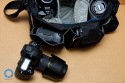 THINK TANK PHOTO - RETROSPECTIVE 30\n\nFoto und Text von Jörg Langer - www.taschenfreak.de\n\nKommentar:\n\nDie Think Tank Retrospective 30 ist eine echte All Round Schultertasche die meines Erachtens ein echter "Domke-Killer" ist. \n\nDomke Fans haben Ihre weichen und sehr flexibeln und relativ unauffälligen Taschen die extrem robust sind immer zu schätzen gewusst. Leider hat Domke bis heute nicht gemerkt das die Inneneinteilungen noch auf Equipmentmaße der 80er ausgelegt sind.\n\n Leider ist ein 14-24 2.8 oder ein 70-200 2.8 heute ein ganze anderes Kaliber als es das noch vor 20 Jahren waren. \n\nBei der Retro 30 von Think Tank merkt man das sie auf aktuelles (auch Profi-)Equipment ausgelegt wurde. Seht selbst was da alles rein geht und das wirklich ohne Quetschen und ganz easy rein und raus! Schaut Euch die Bilder an und bei Fragen - einfach fragen!\n\nDie Domke - die mich nun über fünf Jahre jede Woche intensiv begleitete (und auch so aussieht...) ist nun nur noch Ersatzteillager!