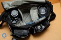 THINK TANK PHOTO - RETROSPECTIVE 30\n\nFoto und Text von Jörg Langer - www.taschenfreak.de\n\nKommentar:\n\nDie Think Tank Retrospective 30 ist eine echte All Round Schultertasche die meines Erachtens ein echter "Domke-Killer" ist. \n\nDomke Fans haben Ihre weichen und sehr flexibeln und relativ unauffälligen Taschen die extrem robust sind immer zu schätzen gewusst. Leider hat Domke bis heute nicht gemerkt das die Inneneinteilungen noch auf Equipmentmaße der 80er ausgelegt sind.\n\n Leider ist ein 14-24 2.8 oder ein 70-200 2.8 heute ein ganze anderes Kaliber als es das noch vor 20 Jahren waren. \n\nBei der Retro 30 von Think Tank merkt man das sie auf aktuelles (auch Profi-)Equipment ausgelegt wurde. Seht selbst was da alles rein geht und das wirklich ohne Quetschen und ganz easy rein und raus! Schaut Euch die Bilder an und bei Fragen - einfach fragen!\n\nDie Domke - die mich nun über fünf Jahre jede Woche intensiv begleitete (und auch so aussieht...) ist nun nur noch Ersatzteillager!