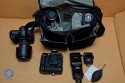 THINK TANK PHOTO - RETROSPECTIVE 30\n\nFoto und Text von Jörg Langer - www.taschenfreak.de\n\nKommentar:\n\nDie Think Tank Retrospective 30 ist eine echte All Round Schultertasche die meines Erachtens ein echter "Domke-Killer" ist. \n\nDomke Fans haben Ihre weichen und sehr flexibeln und relativ unauffälligen Taschen die extrem robust sind immer zu schätzen gewusst. Leider hat Domke bis heute nicht gemerkt das die Inneneinteilungen noch auf Equipmentmaße der 80er ausgelegt sind.\n\n Leider ist ein 14-24 2.8 oder ein 70-200 2.8 heute ein ganze anderes Kaliber als es das noch vor 20 Jahren waren. \n\nBei der Retro 30 von Think Tank merkt man das sie auf aktuelles (auch Profi-)Equipment ausgelegt wurde. Seht selbst was da alles rein geht und das wirklich ohne Quetschen und ganz easy rein und raus! Schaut Euch die Bilder an und bei Fragen - einfach fragen!\n\nDie Domke - die mich nun über fünf Jahre jede Woche intensiv begleitete (und auch so aussieht...) ist nun nur noch Ersatzteillager!