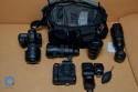 THINK TANK PHOTO - RETROSPECTIVE 30\n\nFoto und Text von Jörg Langer - www.taschenfreak.de\n\nKommentar:\n\nDie Think Tank Retrospective 30 ist eine echte All Round Schultertasche die meines Erachtens ein echter "Domke-Killer" ist. \n\nDomke Fans haben Ihre weichen und sehr flexibeln und relativ unauffälligen Taschen die extrem robust sind immer zu schätzen gewusst. Leider hat Domke bis heute nicht gemerkt das die Inneneinteilungen noch auf Equipmentmaße der 80er ausgelegt sind.\n\n Leider ist ein 14-24 2.8 oder ein 70-200 2.8 heute ein ganze anderes Kaliber als es das noch vor 20 Jahren waren. \n\nBei der Retro 30 von Think Tank merkt man das sie auf aktuelles (auch Profi-)Equipment ausgelegt wurde. Seht selbst was da alles rein geht und das wirklich ohne Quetschen und ganz easy rein und raus! Schaut Euch die Bilder an und bei Fragen - einfach fragen!\n\nDie Domke - die mich nun über fünf Jahre jede Woche intensiv begleitete (und auch so aussieht...) ist nun nur noch Ersatzteillager!