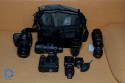 THINK TANK PHOTO - RETROSPECTIVE 30\n\nFoto und Text von Jörg Langer - www.taschenfreak.de\n\nKommentar:\n\nDie Think Tank Retrospective 30 ist eine echte All Round Schultertasche die meines Erachtens ein echter "Domke-Killer" ist. \n\nDomke Fans haben Ihre weichen und sehr flexibeln und relativ unauffälligen Taschen die extrem robust sind immer zu schätzen gewusst. Leider hat Domke bis heute nicht gemerkt das die Inneneinteilungen noch auf Equipmentmaße der 80er ausgelegt sind.\n\n Leider ist ein 14-24 2.8 oder ein 70-200 2.8 heute ein ganze anderes Kaliber als es das noch vor 20 Jahren waren. \n\nBei der Retro 30 von Think Tank merkt man das sie auf aktuelles (auch Profi-)Equipment ausgelegt wurde. Seht selbst was da alles rein geht und das wirklich ohne Quetschen und ganz easy rein und raus! Schaut Euch die Bilder an und bei Fragen - einfach fragen!\n\nDie Domke - die mich nun über fünf Jahre jede Woche intensiv begleitete (und auch so aussieht...) ist nun nur noch Ersatzteillager!
