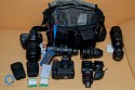 THINK TANK PHOTO - RETROSPECTIVE 30\n\nFoto und Text von Jörg Langer - www.taschenfreak.de\n\nKommentar:\n\nDie Think Tank Retrospective 30 ist eine echte All Round Schultertasche die meines Erachtens ein echter "Domke-Killer" ist. \n\nDomke Fans haben Ihre weichen und sehr flexibeln und relativ unauffälligen Taschen die extrem robust sind immer zu schätzen gewusst. Leider hat Domke bis heute nicht gemerkt das die Inneneinteilungen noch auf Equipmentmaße der 80er ausgelegt sind.\n\n Leider ist ein 14-24 2.8 oder ein 70-200 2.8 heute ein ganze anderes Kaliber als es das noch vor 20 Jahren waren. \n\nBei der Retro 30 von Think Tank merkt man das sie auf aktuelles (auch Profi-)Equipment ausgelegt wurde. Seht selbst was da alles rein geht und das wirklich ohne Quetschen und ganz easy rein und raus! Schaut Euch die Bilder an und bei Fragen - einfach fragen!\n\nDie Domke - die mich nun über fünf Jahre jede Woche intensiv begleitete (und auch so aussieht...) ist nun nur noch Ersatzteillager!