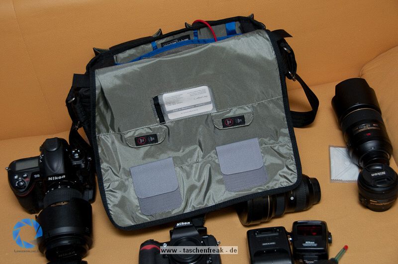 THINK TANK PHOTO - RETROSPECTIVE 30\n\nFoto und Text von Jrg Langer - www.taschenfreak.de\n\nKommentar:\n\nDie Think Tank Retrospective 30 ist eine echte All Round Schultertasche die meines Erachtens ein echter "Domke-Killer" ist. \n\nDomke Fans haben Ihre weichen und sehr flexibeln und relativ unaufflligen Taschen die extrem robust sind immer zu schtzen gewusst. Leider hat Domke bis heute nicht gemerkt das die Inneneinteilungen noch auf Equipmentmae der 80er ausgelegt sind.\n\n Leider ist ein 14-24 2.8 oder ein 70-200 2.8 heute ein ganze anderes Kaliber als es das noch vor 20 Jahren waren. \n\nBei der Retro 30 von Think Tank merkt man das sie auf aktuelles (auch Profi-)Equipment ausgelegt wurde. Seht selbst was da alles rein geht und das wirklich ohne Quetschen und ganz easy rein und raus! Schaut Euch die Bilder an und bei Fragen - einfach fragen!\n\nDie Domke - die mich nun ber fnf Jahre jede Woche intensiv begleitete (und auch so aussieht...) ist nun nur noch Ersatzteillager!
