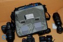 THINK TANK PHOTO - RETROSPECTIVE 30\n\nFoto und Text von Jörg Langer - www.taschenfreak.de\n\nKommentar:\n\nDie Think Tank Retrospective 30 ist eine echte All Round Schultertasche die meines Erachtens ein echter "Domke-Killer" ist. \n\nDomke Fans haben Ihre weichen und sehr flexibeln und relativ unauffälligen Taschen die extrem robust sind immer zu schätzen gewusst. Leider hat Domke bis heute nicht gemerkt das die Inneneinteilungen noch auf Equipmentmaße der 80er ausgelegt sind.\n\n Leider ist ein 14-24 2.8 oder ein 70-200 2.8 heute ein ganze anderes Kaliber als es das noch vor 20 Jahren waren. \n\nBei der Retro 30 von Think Tank merkt man das sie auf aktuelles (auch Profi-)Equipment ausgelegt wurde. Seht selbst was da alles rein geht und das wirklich ohne Quetschen und ganz easy rein und raus! Schaut Euch die Bilder an und bei Fragen - einfach fragen!\n\nDie Domke - die mich nun über fünf Jahre jede Woche intensiv begleitete (und auch so aussieht...) ist nun nur noch Ersatzteillager!