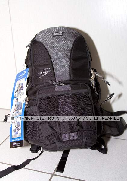 THINK TANK PHOTO - ROTATION 360\n\nFoto von DSLR-Forum User: n-doc VIELEN DANK!!!\n\nKommentar des Nutzers:\n\nDas Konzept ist definitiv genial, der Beltpack bietet Platz für 3 Festbrennweiten oder 2 Zooms plus Blitz, er kann separat als Hüfttasche benutzt werden und sämtliche ThinkTank Modulus-Taschen können befestigt werden.\nIm eigentlichen Rucksack findet eine SLR mit Batteriepack und Festbrennweiten Platz, auch ein Tele-Zoom (z.B. 100-400) passt stehend rein. Zusätzlich findet auch noch eine dünne Jacke und anderer Kleinkram im/am Rucksack und in den weiteren kleinen Taschen Platz.\nAm Rucksack können aussen sehr komfortabel Stative befestigt werden (hatte meins leider nicht zur Hand). Der Tragekomfort ist gut und das Konzept der rotierbaren Hüfttasche ist unterwegs zum Linsenwechsel meiner Meinung nach unübertroffen.\n\nUnterbringen kann ich in der Hüfttasche: EF 24-105 (oder EF-S 10-22), EF 70-300 DO und 430 EX oder EF 20, EF 50 und EF 85, alle jeweils mit Geli, teilweise richtig herum angesetzt.\nIn den Rucksack passen: EOS mit BG und angesetztem 24-105, zusätzlich EF-S 10-22 oder 2 Festbrennweiten. Das Fach kann aber auch eine o,5 Liter Flasche und Wegzehrung aufnehmen. Akkus, Filter, Karten und weiteres Zubehör finden in den kleinen Taschen am Beltpack bzw.  \nRucksack Platz.\n\nPS: Die LensCases von Lowepro können sowohl am Beltpack als auch am Rucksack befestigt werden.