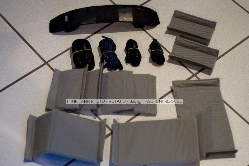 THINK TANK PHOTO - ROTATION 360\n\nFoto von DSLR-Forum User: n-doc VIELEN DANK!!!\n\nKommentar des Nutzers:\n\nDas Konzept ist definitiv genial, der Beltpack bietet Platz fr 3 Festbrennweiten oder 2 Zooms plus Blitz, er kann separat als Hfttasche benutzt werden und smtliche ThinkTank Modulus-Taschen knnen befestigt werden.\nIm eigentlichen Rucksack findet eine SLR mit Batteriepack und Festbrennweiten Platz, auch ein Tele-Zoom (z.B. 100-400) passt stehend rein. Zustzlich findet auch noch eine dnne Jacke und anderer Kleinkram im/am Rucksack und in den weiteren kleinen Taschen Platz.\nAm Rucksack knnen aussen sehr komfortabel Stative befestigt werden (hatte meins leider nicht zur Hand). Der Tragekomfort ist gut und das Konzept der rotierbaren Hfttasche ist unterwegs zum Linsenwechsel meiner Meinung nach unbertroffen.\n\nUnterbringen kann ich in der Hfttasche: EF 24-105 (oder EF-S 10-22), EF 70-300 DO und 430 EX oder EF 20, EF 50 und EF 85, alle jeweils mit Geli, teilweise richtig herum angesetzt.\nIn den Rucksack passen: EOS mit BG und angesetztem 24-105, zustzlich EF-S 10-22 oder 2 Festbrennweiten. Das Fach kann aber auch eine o,5 Liter Flasche und Wegzehrung aufnehmen. Akkus, Filter, Karten und weiteres Zubehr finden in den kleinen Taschen am Beltpack bzw.  \nRucksack Platz.\n\nPS: Die LensCases von Lowepro knnen sowohl am Beltpack als auch am Rucksack befestigt werden.