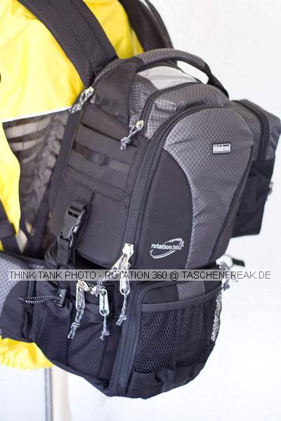 THINK TANK PHOTO - ROTATION 360\n\nFoto von DSLR-Forum User: n-doc VIELEN DANK!!!\n\nKommentar des Nutzers:\n\nDas Konzept ist definitiv genial, der Beltpack bietet Platz fr 3 Festbrennweiten oder 2 Zooms plus Blitz, er kann separat als Hfttasche benutzt werden und smtliche ThinkTank Modulus-Taschen knnen befestigt werden.\nIm eigentlichen Rucksack findet eine SLR mit Batteriepack und Festbrennweiten Platz, auch ein Tele-Zoom (z.B. 100-400) passt stehend rein. Zustzlich findet auch noch eine dnne Jacke und anderer Kleinkram im/am Rucksack und in den weiteren kleinen Taschen Platz.\nAm Rucksack knnen aussen sehr komfortabel Stative befestigt werden (hatte meins leider nicht zur Hand). Der Tragekomfort ist gut und das Konzept der rotierbaren Hfttasche ist unterwegs zum Linsenwechsel meiner Meinung nach unbertroffen.\n\nUnterbringen kann ich in der Hfttasche: EF 24-105 (oder EF-S 10-22), EF 70-300 DO und 430 EX oder EF 20, EF 50 und EF 85, alle jeweils mit Geli, teilweise richtig herum angesetzt.\nIn den Rucksack passen: EOS mit BG und angesetztem 24-105, zustzlich EF-S 10-22 oder 2 Festbrennweiten. Das Fach kann aber auch eine o,5 Liter Flasche und Wegzehrung aufnehmen. Akkus, Filter, Karten und weiteres Zubehr finden in den kleinen Taschen am Beltpack bzw.  \nRucksack Platz.\n\nPS: Die LensCases von Lowepro knnen sowohl am Beltpack als auch am Rucksack befestigt werden.