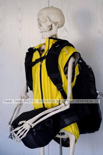 THINK TANK PHOTO - ROTATION 360\n\nFoto von DSLR-Forum User: n-doc VIELEN DANK!!!\n\nKommentar des Nutzers:\n\nDas Konzept ist definitiv genial, der Beltpack bietet Platz fr 3 Festbrennweiten oder 2 Zooms plus Blitz, er kann separat als Hfttasche benutzt werden und smtliche ThinkTank Modulus-Taschen knnen befestigt werden.\nIm eigentlichen Rucksack findet eine SLR mit Batteriepack und Festbrennweiten Platz, auch ein Tele-Zoom (z.B. 100-400) passt stehend rein. Zustzlich findet auch noch eine dnne Jacke und anderer Kleinkram im/am Rucksack und in den weiteren kleinen Taschen Platz.\nAm Rucksack knnen aussen sehr komfortabel Stative befestigt werden (hatte meins leider nicht zur Hand). Der Tragekomfort ist gut und das Konzept der rotierbaren Hfttasche ist unterwegs zum Linsenwechsel meiner Meinung nach unbertroffen.\n\nUnterbringen kann ich in der Hfttasche: EF 24-105 (oder EF-S 10-22), EF 70-300 DO und 430 EX oder EF 20, EF 50 und EF 85, alle jeweils mit Geli, teilweise richtig herum angesetzt.\nIn den Rucksack passen: EOS mit BG und angesetztem 24-105, zustzlich EF-S 10-22 oder 2 Festbrennweiten. Das Fach kann aber auch eine o,5 Liter Flasche und Wegzehrung aufnehmen. Akkus, Filter, Karten und weiteres Zubehr finden in den kleinen Taschen am Beltpack bzw.  \nRucksack Platz.\n\nPS: Die LensCases von Lowepro knnen sowohl am Beltpack als auch am Rucksack befestigt werden.