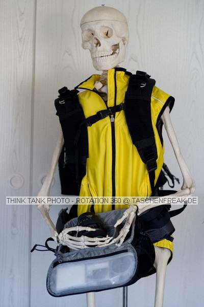 THINK TANK PHOTO - ROTATION 360\n\nFoto von DSLR-Forum User: n-doc VIELEN DANK!!!\n\nKommentar des Nutzers:\n\nDas Konzept ist definitiv genial, der Beltpack bietet Platz fr 3 Festbrennweiten oder 2 Zooms plus Blitz, er kann separat als Hfttasche benutzt werden und smtliche ThinkTank Modulus-Taschen knnen befestigt werden.\nIm eigentlichen Rucksack findet eine SLR mit Batteriepack und Festbrennweiten Platz, auch ein Tele-Zoom (z.B. 100-400) passt stehend rein. Zustzlich findet auch noch eine dnne Jacke und anderer Kleinkram im/am Rucksack und in den weiteren kleinen Taschen Platz.\nAm Rucksack knnen aussen sehr komfortabel Stative befestigt werden (hatte meins leider nicht zur Hand). Der Tragekomfort ist gut und das Konzept der rotierbaren Hfttasche ist unterwegs zum Linsenwechsel meiner Meinung nach unbertroffen.\n\nUnterbringen kann ich in der Hfttasche: EF 24-105 (oder EF-S 10-22), EF 70-300 DO und 430 EX oder EF 20, EF 50 und EF 85, alle jeweils mit Geli, teilweise richtig herum angesetzt.\nIn den Rucksack passen: EOS mit BG und angesetztem 24-105, zustzlich EF-S 10-22 oder 2 Festbrennweiten. Das Fach kann aber auch eine o,5 Liter Flasche und Wegzehrung aufnehmen. Akkus, Filter, Karten und weiteres Zubehr finden in den kleinen Taschen am Beltpack bzw.  \nRucksack Platz.\n\nPS: Die LensCases von Lowepro knnen sowohl am Beltpack als auch am Rucksack befestigt werden.