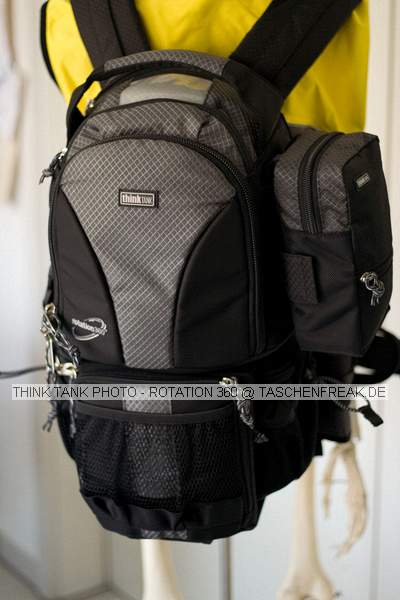 THINK TANK PHOTO - ROTATION 360\n\nFoto von DSLR-Forum User: n-doc VIELEN DANK!!!\n\nKommentar des Nutzers:\n\nDas Konzept ist definitiv genial, der Beltpack bietet Platz f�r 3 Festbrennweiten oder 2 Zooms plus Blitz, er kann separat als H�fttasche benutzt werden und s�mtliche ThinkTank Modulus-Taschen k�nnen befestigt werden.\nIm eigentlichen Rucksack findet eine SLR mit Batteriepack und Festbrennweiten Platz, auch ein Tele-Zoom (z.B. 100-400) passt stehend rein. Zus�tzlich findet auch noch eine d�nne Jacke und anderer Kleinkram im/am Rucksack und in den weiteren kleinen Taschen Platz.\nAm Rucksack k�nnen aussen sehr komfortabel Stative befestigt werden (hatte meins leider nicht zur Hand). Der Tragekomfort ist gut und das Konzept der rotierbaren H�fttasche ist unterwegs zum Linsenwechsel meiner Meinung nach un�bertroffen.\n\nUnterbringen kann ich in der H�fttasche: EF 24-105 (oder EF-S 10-22), EF 70-300 DO und 430 EX oder EF 20, EF 50 und EF 85, alle jeweils mit Geli, teilweise richtig herum angesetzt.\nIn den Rucksack passen: EOS mit BG und angesetztem 24-105, zus�tzlich EF-S 10-22 oder 2 Festbrennweiten. Das Fach kann aber auch eine o,5 Liter Flasche und Wegzehrung aufnehmen. Akkus, Filter, Karten und weiteres Zubeh�r finden in den kleinen Taschen am Beltpack bzw.  \nRucksack Platz.\n\nPS: Die LensCases von Lowepro k�nnen sowohl am Beltpack als auch am Rucksack befestigt werden.
