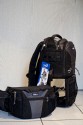 THINK TANK PHOTO - ROTATION 360\n\nFoto von DSLR-Forum User: n-doc VIELEN DANK!!!\n\nKommentar des Nutzers:\n\nDas Konzept ist definitiv genial, der Beltpack bietet Platz fr 3 Festbrennweiten oder 2 Zooms plus Blitz, er kann separat als Hfttasche benutzt werden und smtliche ThinkTank Modulus-Taschen knnen befestigt werden.\nIm eigentlichen Rucksack findet eine SLR mit Batteriepack und Festbrennweiten Platz, auch ein Tele-Zoom (z.B. 100-400) passt stehend rein. Zustzlich findet auch noch eine dnne Jacke und anderer Kleinkram im/am Rucksack und in den weiteren kleinen Taschen Platz.\nAm Rucksack knnen aussen sehr komfortabel Stative befestigt werden (hatte meins leider nicht zur Hand). Der Tragekomfort ist gut und das Konzept der rotierbaren Hfttasche ist unterwegs zum Linsenwechsel meiner Meinung nach unbertroffen.\n\nUnterbringen kann ich in der Hfttasche: EF 24-105 (oder EF-S 10-22), EF 70-300 DO und 430 EX oder EF 20, EF 50 und EF 85, alle jeweils mit Geli, teilweise richtig herum angesetzt.\nIn den Rucksack passen: EOS mit BG und angesetztem 24-105, zustzlich EF-S 10-22 oder 2 Festbrennweiten. Das Fach kann aber auch eine o,5 Liter Flasche und Wegzehrung aufnehmen. Akkus, Filter, Karten und weiteres Zubehr finden in den kleinen Taschen am Beltpack bzw.  \nRucksack Platz.\n\nPS: Die LensCases von Lowepro knnen sowohl am Beltpack als auch am Rucksack befestigt werden.