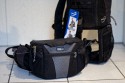 THINK TANK PHOTO - ROTATION 360\n\nFoto von DSLR-Forum User: n-doc VIELEN DANK!!!\n\nKommentar des Nutzers:\n\nDas Konzept ist definitiv genial, der Beltpack bietet Platz fr 3 Festbrennweiten oder 2 Zooms plus Blitz, er kann separat als Hfttasche benutzt werden und smtliche ThinkTank Modulus-Taschen knnen befestigt werden.\nIm eigentlichen Rucksack findet eine SLR mit Batteriepack und Festbrennweiten Platz, auch ein Tele-Zoom (z.B. 100-400) passt stehend rein. Zustzlich findet auch noch eine dnne Jacke und anderer Kleinkram im/am Rucksack und in den weiteren kleinen Taschen Platz.\nAm Rucksack knnen aussen sehr komfortabel Stative befestigt werden (hatte meins leider nicht zur Hand). Der Tragekomfort ist gut und das Konzept der rotierbaren Hfttasche ist unterwegs zum Linsenwechsel meiner Meinung nach unbertroffen.\n\nUnterbringen kann ich in der Hfttasche: EF 24-105 (oder EF-S 10-22), EF 70-300 DO und 430 EX oder EF 20, EF 50 und EF 85, alle jeweils mit Geli, teilweise richtig herum angesetzt.\nIn den Rucksack passen: EOS mit BG und angesetztem 24-105, zustzlich EF-S 10-22 oder 2 Festbrennweiten. Das Fach kann aber auch eine o,5 Liter Flasche und Wegzehrung aufnehmen. Akkus, Filter, Karten und weiteres Zubehr finden in den kleinen Taschen am Beltpack bzw.  \nRucksack Platz.\n\nPS: Die LensCases von Lowepro knnen sowohl am Beltpack als auch am Rucksack befestigt werden.