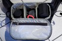 THINK TANK PHOTO - ROTATION 360\n\nFoto von DSLR-Forum User: n-doc VIELEN DANK!!!\n\nKommentar des Nutzers:\n\nDas Konzept ist definitiv genial, der Beltpack bietet Platz fr 3 Festbrennweiten oder 2 Zooms plus Blitz, er kann separat als Hfttasche benutzt werden und smtliche ThinkTank Modulus-Taschen knnen befestigt werden.\nIm eigentlichen Rucksack findet eine SLR mit Batteriepack und Festbrennweiten Platz, auch ein Tele-Zoom (z.B. 100-400) passt stehend rein. Zustzlich findet auch noch eine dnne Jacke und anderer Kleinkram im/am Rucksack und in den weiteren kleinen Taschen Platz.\nAm Rucksack knnen aussen sehr komfortabel Stative befestigt werden (hatte meins leider nicht zur Hand). Der Tragekomfort ist gut und das Konzept der rotierbaren Hfttasche ist unterwegs zum Linsenwechsel meiner Meinung nach unbertroffen.\n\nUnterbringen kann ich in der Hfttasche: EF 24-105 (oder EF-S 10-22), EF 70-300 DO und 430 EX oder EF 20, EF 50 und EF 85, alle jeweils mit Geli, teilweise richtig herum angesetzt.\nIn den Rucksack passen: EOS mit BG und angesetztem 24-105, zustzlich EF-S 10-22 oder 2 Festbrennweiten. Das Fach kann aber auch eine o,5 Liter Flasche und Wegzehrung aufnehmen. Akkus, Filter, Karten und weiteres Zubehr finden in den kleinen Taschen am Beltpack bzw.  \nRucksack Platz.\n\nPS: Die LensCases von Lowepro knnen sowohl am Beltpack als auch am Rucksack befestigt werden.