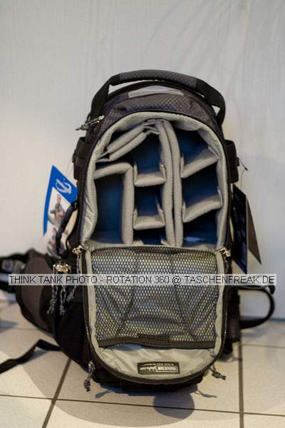THINK TANK PHOTO - ROTATION 360\n\nFoto von DSLR-Forum User: n-doc VIELEN DANK!!!\n\nKommentar des Nutzers:\n\nDas Konzept ist definitiv genial, der Beltpack bietet Platz fr 3 Festbrennweiten oder 2 Zooms plus Blitz, er kann separat als Hfttasche benutzt werden und smtliche ThinkTank Modulus-Taschen knnen befestigt werden.\nIm eigentlichen Rucksack findet eine SLR mit Batteriepack und Festbrennweiten Platz, auch ein Tele-Zoom (z.B. 100-400) passt stehend rein. Zustzlich findet auch noch eine dnne Jacke und anderer Kleinkram im/am Rucksack und in den weiteren kleinen Taschen Platz.\nAm Rucksack knnen aussen sehr komfortabel Stative befestigt werden (hatte meins leider nicht zur Hand). Der Tragekomfort ist gut und das Konzept der rotierbaren Hfttasche ist unterwegs zum Linsenwechsel meiner Meinung nach unbertroffen.\n\nUnterbringen kann ich in der Hfttasche: EF 24-105 (oder EF-S 10-22), EF 70-300 DO und 430 EX oder EF 20, EF 50 und EF 85, alle jeweils mit Geli, teilweise richtig herum angesetzt.\nIn den Rucksack passen: EOS mit BG und angesetztem 24-105, zustzlich EF-S 10-22 oder 2 Festbrennweiten. Das Fach kann aber auch eine o,5 Liter Flasche und Wegzehrung aufnehmen. Akkus, Filter, Karten und weiteres Zubehr finden in den kleinen Taschen am Beltpack bzw.  \nRucksack Platz.\n\nPS: Die LensCases von Lowepro knnen sowohl am Beltpack als auch am Rucksack befestigt werden.