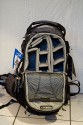 THINK TANK PHOTO - ROTATION 360\n\nFoto von DSLR-Forum User: n-doc VIELEN DANK!!!\n\nKommentar des Nutzers:\n\nDas Konzept ist definitiv genial, der Beltpack bietet Platz fr 3 Festbrennweiten oder 2 Zooms plus Blitz, er kann separat als Hfttasche benutzt werden und smtliche ThinkTank Modulus-Taschen knnen befestigt werden.\nIm eigentlichen Rucksack findet eine SLR mit Batteriepack und Festbrennweiten Platz, auch ein Tele-Zoom (z.B. 100-400) passt stehend rein. Zustzlich findet auch noch eine dnne Jacke und anderer Kleinkram im/am Rucksack und in den weiteren kleinen Taschen Platz.\nAm Rucksack knnen aussen sehr komfortabel Stative befestigt werden (hatte meins leider nicht zur Hand). Der Tragekomfort ist gut und das Konzept der rotierbaren Hfttasche ist unterwegs zum Linsenwechsel meiner Meinung nach unbertroffen.\n\nUnterbringen kann ich in der Hfttasche: EF 24-105 (oder EF-S 10-22), EF 70-300 DO und 430 EX oder EF 20, EF 50 und EF 85, alle jeweils mit Geli, teilweise richtig herum angesetzt.\nIn den Rucksack passen: EOS mit BG und angesetztem 24-105, zustzlich EF-S 10-22 oder 2 Festbrennweiten. Das Fach kann aber auch eine o,5 Liter Flasche und Wegzehrung aufnehmen. Akkus, Filter, Karten und weiteres Zubehr finden in den kleinen Taschen am Beltpack bzw.  \nRucksack Platz.\n\nPS: Die LensCases von Lowepro knnen sowohl am Beltpack als auch am Rucksack befestigt werden.