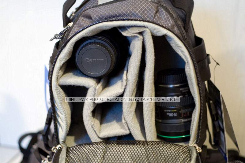 THINK TANK PHOTO - ROTATION 360\n\nFoto von DSLR-Forum User: n-doc VIELEN DANK!!!\n\nKommentar des Nutzers:\n\nDas Konzept ist definitiv genial, der Beltpack bietet Platz fr 3 Festbrennweiten oder 2 Zooms plus Blitz, er kann separat als Hfttasche benutzt werden und smtliche ThinkTank Modulus-Taschen knnen befestigt werden.\nIm eigentlichen Rucksack findet eine SLR mit Batteriepack und Festbrennweiten Platz, auch ein Tele-Zoom (z.B. 100-400) passt stehend rein. Zustzlich findet auch noch eine dnne Jacke und anderer Kleinkram im/am Rucksack und in den weiteren kleinen Taschen Platz.\nAm Rucksack knnen aussen sehr komfortabel Stative befestigt werden (hatte meins leider nicht zur Hand). Der Tragekomfort ist gut und das Konzept der rotierbaren Hfttasche ist unterwegs zum Linsenwechsel meiner Meinung nach unbertroffen.\n\nUnterbringen kann ich in der Hfttasche: EF 24-105 (oder EF-S 10-22), EF 70-300 DO und 430 EX oder EF 20, EF 50 und EF 85, alle jeweils mit Geli, teilweise richtig herum angesetzt.\nIn den Rucksack passen: EOS mit BG und angesetztem 24-105, zustzlich EF-S 10-22 oder 2 Festbrennweiten. Das Fach kann aber auch eine o,5 Liter Flasche und Wegzehrung aufnehmen. Akkus, Filter, Karten und weiteres Zubehr finden in den kleinen Taschen am Beltpack bzw.  \nRucksack Platz.\n\nPS: Die LensCases von Lowepro knnen sowohl am Beltpack als auch am Rucksack befestigt werden.