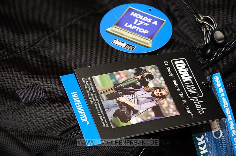 THINK TANK PHOTO - SHAPE SHIFTER\n\nFoto und Kommentar von J�rg Langer - www.taschenfreak.de\n\nKommentar:\n\nDer Shape Shifter, den wir freundlicherweise von ISARFOTO f�r einen Bericht und Test f�r Euch liebe Pagebesucher, zur Verf�gung gestellt bekommen haben, l�st bei uns den WOW Effekt aus.\n\nSehr schmal bzw. flach liegt er da auf dem Tisch und man fragt sich wie man das ganze Zeugs da rein bekommen soll ...\n\nLaut Hersteller sind 17" Notebook plus dessen Zubeh�r, 2x Profibodys, 3x 2.8er Profilinsen und jede Menge Zubeh�r kein Problem f�r dieses Teil.\n\nRECHT HAT ER DER HERSTELLER! Null Problem das alles darin zu verstauen und dennoch wirklich sehr bequem auf dem R�cken zu tragen.\n\nWas haben wir mal eben darin verstaut:\n\nBody D3\nBody D300 mit BG\n17-35 2.8\n24-70 2.8\n70-200 2.8\n85 1.4\nSB-900\nMBP 17" Unibody (wenn es eins g�be w�rde auch ein 19" passen ...)\nNetzteil MBP, Maus, u.v.m.\n\nDie im Hauptfach beindlichen Neopren einzelh�llen sind grandios, sehr flexibel und dennoch hochsch�tzend f�r das Equipment. Wir hatten vor einigen Monaten auch mal den Stealth Reporter II vom anderen gro�en Taschenhersteller - glaubt uns bitte - es liegen WELTEN dazwischen in der Verarbeitung des inneren und �u�eren dieses Shape Shifters!\n\nWenn man das Fotofach nicht nutzt kann man den Rucksack als reinen Notebookrucksack mit einem umlaufenden Reissverschluss smarter und flacher machen - ein sicher sehr n�tzliches Detail wenn man Abends das ganze Fotozeugs im Hotel l�sst und die Agentur oder die Kollegen mit dem Notebook aufsucht. \n\nJede Menge Kleinkram und pers�nliches was man so braucht und auch noch 2 weitere Blitze w�ren kein Problem - und das faszinierende: ES TUT NICHT WEH auf dem R�cken - der Shape Shifter bleibt sehr bequem und durch seinen eigentlich weichen Aufbau ist er sehr angenehm und nirgends st�rend auf dem R�cken - also auch w�hrend dem "Paparazzen" kann man diesen Rucksack aufbehalten.\n\nFazit: Wer Reportageartig fotografiert findet hier sein Werkzeug - ganz sicher!