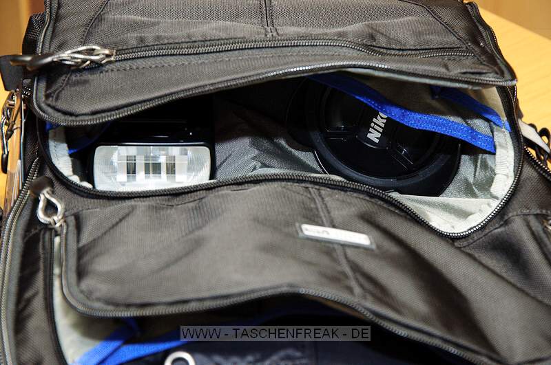 THINK TANK PHOTO - SHAPE SHIFTER\n\nFoto und Kommentar von Jrg Langer - www.taschenfreak.de\n\nKommentar:\n\nDer Shape Shifter, den wir freundlicherweise von ISARFOTO fr einen Bericht und Test fr Euch liebe Pagebesucher, zur Verfgung gestellt bekommen haben, lst bei uns den WOW Effekt aus.\n\nSehr schmal bzw. flach liegt er da auf dem Tisch und man fragt sich wie man das ganze Zeugs da rein bekommen soll ...\n\nLaut Hersteller sind 17" Notebook plus dessen Zubehr, 2x Profibodys, 3x 2.8er Profilinsen und jede Menge Zubehr kein Problem fr dieses Teil.\n\nRECHT HAT ER DER HERSTELLER! Null Problem das alles darin zu verstauen und dennoch wirklich sehr bequem auf dem Rcken zu tragen.\n\nWas haben wir mal eben darin verstaut:\n\nBody D3\nBody D300 mit BG\n17-35 2.8\n24-70 2.8\n70-200 2.8\n85 1.4\nSB-900\nMBP 17" Unibody (wenn es eins gbe wrde auch ein 19" passen ...)\nNetzteil MBP, Maus, u.v.m.\n\nDie im Hauptfach beindlichen Neopren einzelhllen sind grandios, sehr flexibel und dennoch hochschtzend fr das Equipment. Wir hatten vor einigen Monaten auch mal den Stealth Reporter II vom anderen groen Taschenhersteller - glaubt uns bitte - es liegen WELTEN dazwischen in der Verarbeitung des inneren und ueren dieses Shape Shifters!\n\nWenn man das Fotofach nicht nutzt kann man den Rucksack als reinen Notebookrucksack mit einem umlaufenden Reissverschluss smarter und flacher machen - ein sicher sehr ntzliches Detail wenn man Abends das ganze Fotozeugs im Hotel lsst und die Agentur oder die Kollegen mit dem Notebook aufsucht. \n\nJede Menge Kleinkram und persnliches was man so braucht und auch noch 2 weitere Blitze wren kein Problem - und das faszinierende: ES TUT NICHT WEH auf dem Rcken - der Shape Shifter bleibt sehr bequem und durch seinen eigentlich weichen Aufbau ist er sehr angenehm und nirgends strend auf dem Rcken - also auch whrend dem "Paparazzen" kann man diesen Rucksack aufbehalten.\n\nFazit: Wer Reportageartig fotografiert findet hier sein Werkzeug - ganz sicher!