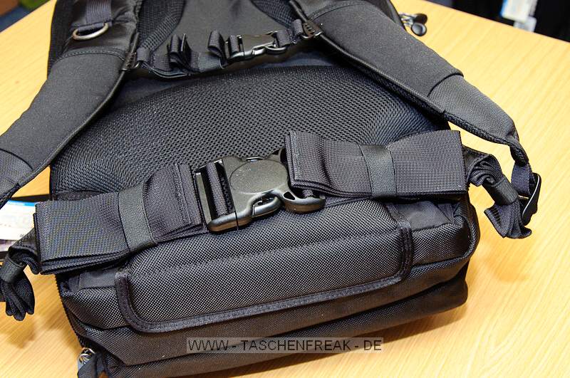 THINK TANK PHOTO - SHAPE SHIFTER\n\nFoto und Kommentar von Jrg Langer - www.taschenfreak.de\n\nKommentar:\n\nDer Shape Shifter, den wir freundlicherweise von ISARFOTO fr einen Bericht und Test fr Euch liebe Pagebesucher, zur Verfgung gestellt bekommen haben, lst bei uns den WOW Effekt aus.\n\nSehr schmal bzw. flach liegt er da auf dem Tisch und man fragt sich wie man das ganze Zeugs da rein bekommen soll ...\n\nLaut Hersteller sind 17" Notebook plus dessen Zubehr, 2x Profibodys, 3x 2.8er Profilinsen und jede Menge Zubehr kein Problem fr dieses Teil.\n\nRECHT HAT ER DER HERSTELLER! Null Problem das alles darin zu verstauen und dennoch wirklich sehr bequem auf dem Rcken zu tragen.\n\nWas haben wir mal eben darin verstaut:\n\nBody D3\nBody D300 mit BG\n17-35 2.8\n24-70 2.8\n70-200 2.8\n85 1.4\nSB-900\nMBP 17" Unibody (wenn es eins gbe wrde auch ein 19" passen ...)\nNetzteil MBP, Maus, u.v.m.\n\nDie im Hauptfach beindlichen Neopren einzelhllen sind grandios, sehr flexibel und dennoch hochschtzend fr das Equipment. Wir hatten vor einigen Monaten auch mal den Stealth Reporter II vom anderen groen Taschenhersteller - glaubt uns bitte - es liegen WELTEN dazwischen in der Verarbeitung des inneren und ueren dieses Shape Shifters!\n\nWenn man das Fotofach nicht nutzt kann man den Rucksack als reinen Notebookrucksack mit einem umlaufenden Reissverschluss smarter und flacher machen - ein sicher sehr ntzliches Detail wenn man Abends das ganze Fotozeugs im Hotel lsst und die Agentur oder die Kollegen mit dem Notebook aufsucht. \n\nJede Menge Kleinkram und persnliches was man so braucht und auch noch 2 weitere Blitze wren kein Problem - und das faszinierende: ES TUT NICHT WEH auf dem Rcken - der Shape Shifter bleibt sehr bequem und durch seinen eigentlich weichen Aufbau ist er sehr angenehm und nirgends strend auf dem Rcken - also auch whrend dem "Paparazzen" kann man diesen Rucksack aufbehalten.\n\nFazit: Wer Reportageartig fotografiert findet hier sein Werkzeug - ganz sicher!