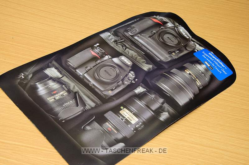 THINK TANK PHOTO - SHAPE SHIFTER\n\nFoto und Kommentar von Jrg Langer - www.taschenfreak.de\n\nKommentar:\n\nDer Shape Shifter, den wir freundlicherweise von ISARFOTO fr einen Bericht und Test fr Euch liebe Pagebesucher, zur Verfgung gestellt bekommen haben, lst bei uns den WOW Effekt aus.\n\nSehr schmal bzw. flach liegt er da auf dem Tisch und man fragt sich wie man das ganze Zeugs da rein bekommen soll ...\n\nLaut Hersteller sind 17" Notebook plus dessen Zubehr, 2x Profibodys, 3x 2.8er Profilinsen und jede Menge Zubehr kein Problem fr dieses Teil.\n\nRECHT HAT ER DER HERSTELLER! Null Problem das alles darin zu verstauen und dennoch wirklich sehr bequem auf dem Rcken zu tragen.\n\nWas haben wir mal eben darin verstaut:\n\nBody D3\nBody D300 mit BG\n17-35 2.8\n24-70 2.8\n70-200 2.8\n85 1.4\nSB-900\nMBP 17" Unibody (wenn es eins gbe wrde auch ein 19" passen ...)\nNetzteil MBP, Maus, u.v.m.\n\nDie im Hauptfach beindlichen Neopren einzelhllen sind grandios, sehr flexibel und dennoch hochschtzend fr das Equipment. Wir hatten vor einigen Monaten auch mal den Stealth Reporter II vom anderen groen Taschenhersteller - glaubt uns bitte - es liegen WELTEN dazwischen in der Verarbeitung des inneren und ueren dieses Shape Shifters!\n\nWenn man das Fotofach nicht nutzt kann man den Rucksack als reinen Notebookrucksack mit einem umlaufenden Reissverschluss smarter und flacher machen - ein sicher sehr ntzliches Detail wenn man Abends das ganze Fotozeugs im Hotel lsst und die Agentur oder die Kollegen mit dem Notebook aufsucht. \n\nJede Menge Kleinkram und persnliches was man so braucht und auch noch 2 weitere Blitze wren kein Problem - und das faszinierende: ES TUT NICHT WEH auf dem Rcken - der Shape Shifter bleibt sehr bequem und durch seinen eigentlich weichen Aufbau ist er sehr angenehm und nirgends strend auf dem Rcken - also auch whrend dem "Paparazzen" kann man diesen Rucksack aufbehalten.\n\nFazit: Wer Reportageartig fotografiert findet hier sein Werkzeug - ganz sicher!