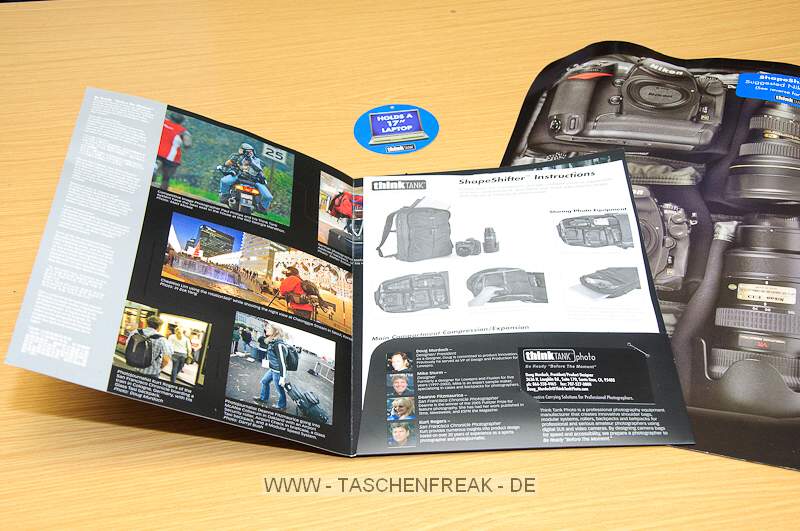 THINK TANK PHOTO - SHAPE SHIFTER\n\nFoto und Kommentar von Jrg Langer - www.taschenfreak.de\n\nKommentar:\n\nDer Shape Shifter, den wir freundlicherweise von ISARFOTO fr einen Bericht und Test fr Euch liebe Pagebesucher, zur Verfgung gestellt bekommen haben, lst bei uns den WOW Effekt aus.\n\nSehr schmal bzw. flach liegt er da auf dem Tisch und man fragt sich wie man das ganze Zeugs da rein bekommen soll ...\n\nLaut Hersteller sind 17" Notebook plus dessen Zubehr, 2x Profibodys, 3x 2.8er Profilinsen und jede Menge Zubehr kein Problem fr dieses Teil.\n\nRECHT HAT ER DER HERSTELLER! Null Problem das alles darin zu verstauen und dennoch wirklich sehr bequem auf dem Rcken zu tragen.\n\nWas haben wir mal eben darin verstaut:\n\nBody D3\nBody D300 mit BG\n17-35 2.8\n24-70 2.8\n70-200 2.8\n85 1.4\nSB-900\nMBP 17" Unibody (wenn es eins gbe wrde auch ein 19" passen ...)\nNetzteil MBP, Maus, u.v.m.\n\nDie im Hauptfach beindlichen Neopren einzelhllen sind grandios, sehr flexibel und dennoch hochschtzend fr das Equipment. Wir hatten vor einigen Monaten auch mal den Stealth Reporter II vom anderen groen Taschenhersteller - glaubt uns bitte - es liegen WELTEN dazwischen in der Verarbeitung des inneren und ueren dieses Shape Shifters!\n\nWenn man das Fotofach nicht nutzt kann man den Rucksack als reinen Notebookrucksack mit einem umlaufenden Reissverschluss smarter und flacher machen - ein sicher sehr ntzliches Detail wenn man Abends das ganze Fotozeugs im Hotel lsst und die Agentur oder die Kollegen mit dem Notebook aufsucht. \n\nJede Menge Kleinkram und persnliches was man so braucht und auch noch 2 weitere Blitze wren kein Problem - und das faszinierende: ES TUT NICHT WEH auf dem Rcken - der Shape Shifter bleibt sehr bequem und durch seinen eigentlich weichen Aufbau ist er sehr angenehm und nirgends strend auf dem Rcken - also auch whrend dem "Paparazzen" kann man diesen Rucksack aufbehalten.\n\nFazit: Wer Reportageartig fotografiert findet hier sein Werkzeug - ganz sicher!