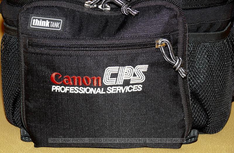 THINK TANK PHOTO - SPEED DEMON CPS EDITION\n\nFoto von Jrg Langer\n\nKommentar des Nutzers:\n\nDie Speed Demon ist m.W. die kleinste Think Tank Hfttasche. Hier passt bequem eine DSLR ohne Batteriegriff mit angesetztem Objektiv (in unserem Fall ein 35 1,4) hinein und ein weiteres Objektiv nebendran (in unserem Falle ein 135 2.0). Des weiteren kann ich zustzlich ein kleines Blitzgert verstauen (in unserem Falle ein Canon 220EX).\n\nEinen Regenschutz gibt es zudem. Die Fronttasche ist recht gerumig und beherbergt bequem ein Speichercard-Case, Ersatzakkus und ein Handy oder Ipod.\n\nDer Hftgurt ist im Vergleich zu den von Lowepro und Co hier sehr weit und auch fr XXL Menschen geeignet.\n\nDer Deckel wird vom Krper weg geffnet und dadurch nicht im Weg beim Zugriff auf den Tascheninhalt.