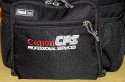 THINK TANK PHOTO - SPEED DEMON CPS EDITION\n\nFoto von Jrg Langer\n\nKommentar des Nutzers:\n\nDie Speed Demon ist m.W. die kleinste Think Tank Hfttasche. Hier passt bequem eine DSLR ohne Batteriegriff mit angesetztem Objektiv (in unserem Fall ein 35 1,4) hinein und ein weiteres Objektiv nebendran (in unserem Falle ein 135 2.0). Des weiteren kann ich zustzlich ein kleines Blitzgert verstauen (in unserem Falle ein Canon 220EX).\n\nEinen Regenschutz gibt es zudem. Die Fronttasche ist recht gerumig und beherbergt bequem ein Speichercard-Case, Ersatzakkus und ein Handy oder Ipod.\n\nDer Hftgurt ist im Vergleich zu den von Lowepro und Co hier sehr weit und auch fr XXL Menschen geeignet.\n\nDer Deckel wird vom Krper weg geffnet und dadurch nicht im Weg beim Zugriff auf den Tascheninhalt.