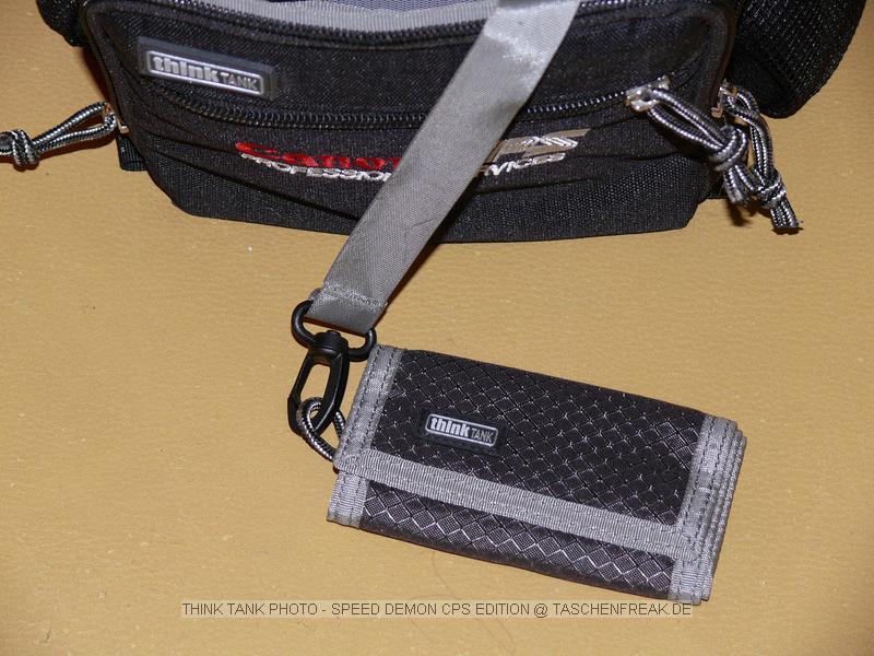 THINK TANK PHOTO - SPEED DEMON CPS EDITION\n\nFoto von Jrg Langer\n\nKommentar des Nutzers:\n\nDie Speed Demon ist m.W. die kleinste Think Tank Hfttasche. Hier passt bequem eine DSLR ohne Batteriegriff mit angesetztem Objektiv (in unserem Fall ein 35 1,4) hinein und ein weiteres Objektiv nebendran (in unserem Falle ein 135 2.0). Des weiteren kann ich zustzlich ein kleines Blitzgert verstauen (in unserem Falle ein Canon 220EX).\n\nEinen Regenschutz gibt es zudem. Die Fronttasche ist recht gerumig und beherbergt bequem ein Speichercard-Case, Ersatzakkus und ein Handy oder Ipod.\n\nDer Hftgurt ist im Vergleich zu den von Lowepro und Co hier sehr weit und auch fr XXL Menschen geeignet.\n\nDer Deckel wird vom Krper weg geffnet und dadurch nicht im Weg beim Zugriff auf den Tascheninhalt.