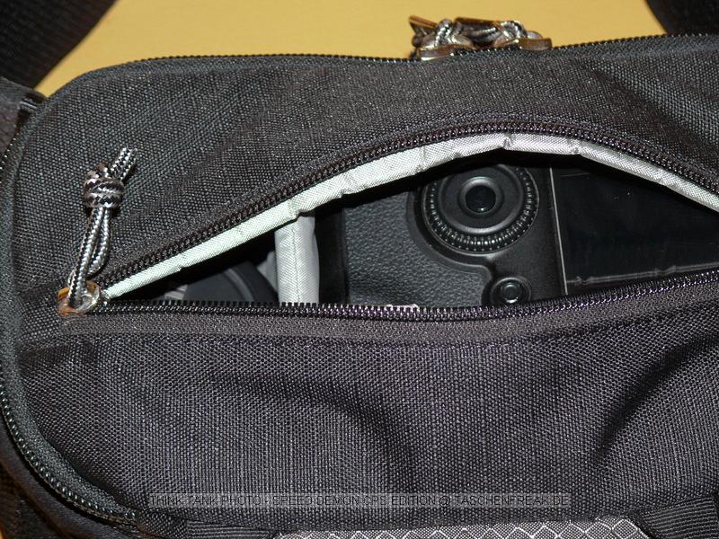 THINK TANK PHOTO - SPEED DEMON CPS EDITION\n\nFoto von Jrg Langer\n\nKommentar des Nutzers:\n\nDie Speed Demon ist m.W. die kleinste Think Tank Hfttasche. Hier passt bequem eine DSLR ohne Batteriegriff mit angesetztem Objektiv (in unserem Fall ein 35 1,4) hinein und ein weiteres Objektiv nebendran (in unserem Falle ein 135 2.0). Des weiteren kann ich zustzlich ein kleines Blitzgert verstauen (in unserem Falle ein Canon 220EX).\n\nEinen Regenschutz gibt es zudem. Die Fronttasche ist recht gerumig und beherbergt bequem ein Speichercard-Case, Ersatzakkus und ein Handy oder Ipod.\n\nDer Hftgurt ist im Vergleich zu den von Lowepro und Co hier sehr weit und auch fr XXL Menschen geeignet.\n\nDer Deckel wird vom Krper weg geffnet und dadurch nicht im Weg beim Zugriff auf den Tascheninhalt.